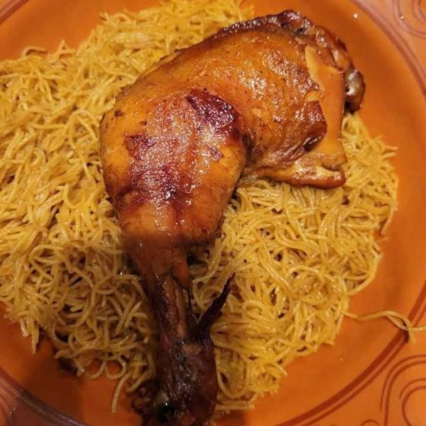 ⁦سباكيتي مع فخد دجاج⁩ - الصورة ⁦1⁩