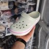 ⁦صندل نسائي Crocs⁩ - الصورة ⁦2⁩