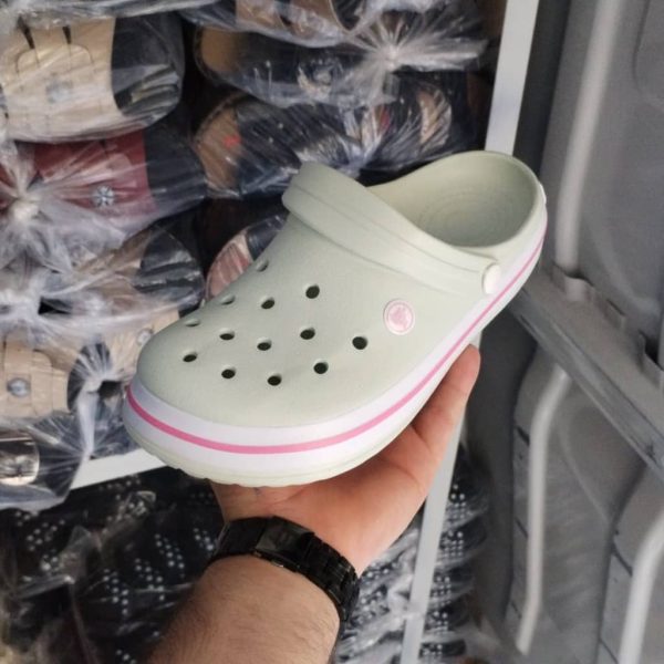 ⁦صندل نسائي Crocs⁩ - الصورة ⁦2⁩