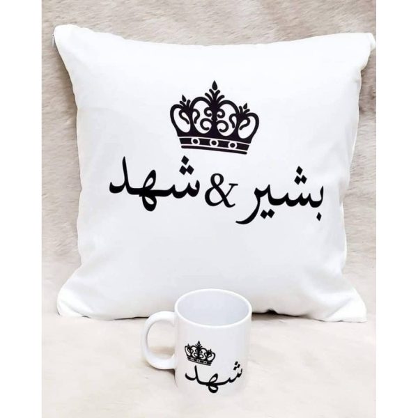 ⁦مخدة وكوب مع طباعة⁩ - الصورة ⁦2⁩