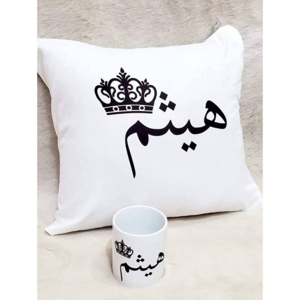 ⁦مخدة وكوب مع طباعة⁩ - الصورة ⁦1⁩