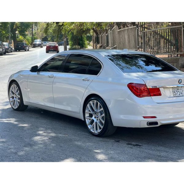 ⁦سيارة BMW 750⁩ - الصورة ⁦3⁩
