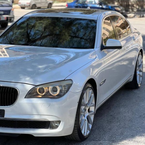 ⁦سيارة BMW 750⁩ - الصورة ⁦1⁩