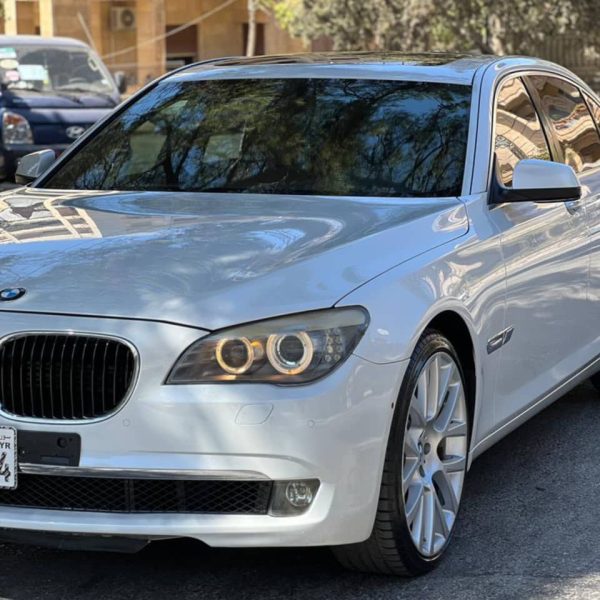 ⁦سيارة BMW 750⁩ - الصورة ⁦2⁩