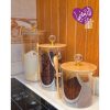 مرطبان مع غطاء وملعقة