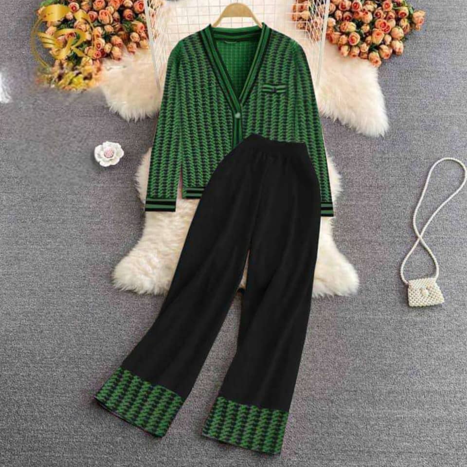 WhatsApp Image 2025-12-07 at 3.22.05 AM طقم نسائي تريكو - الصورة 1