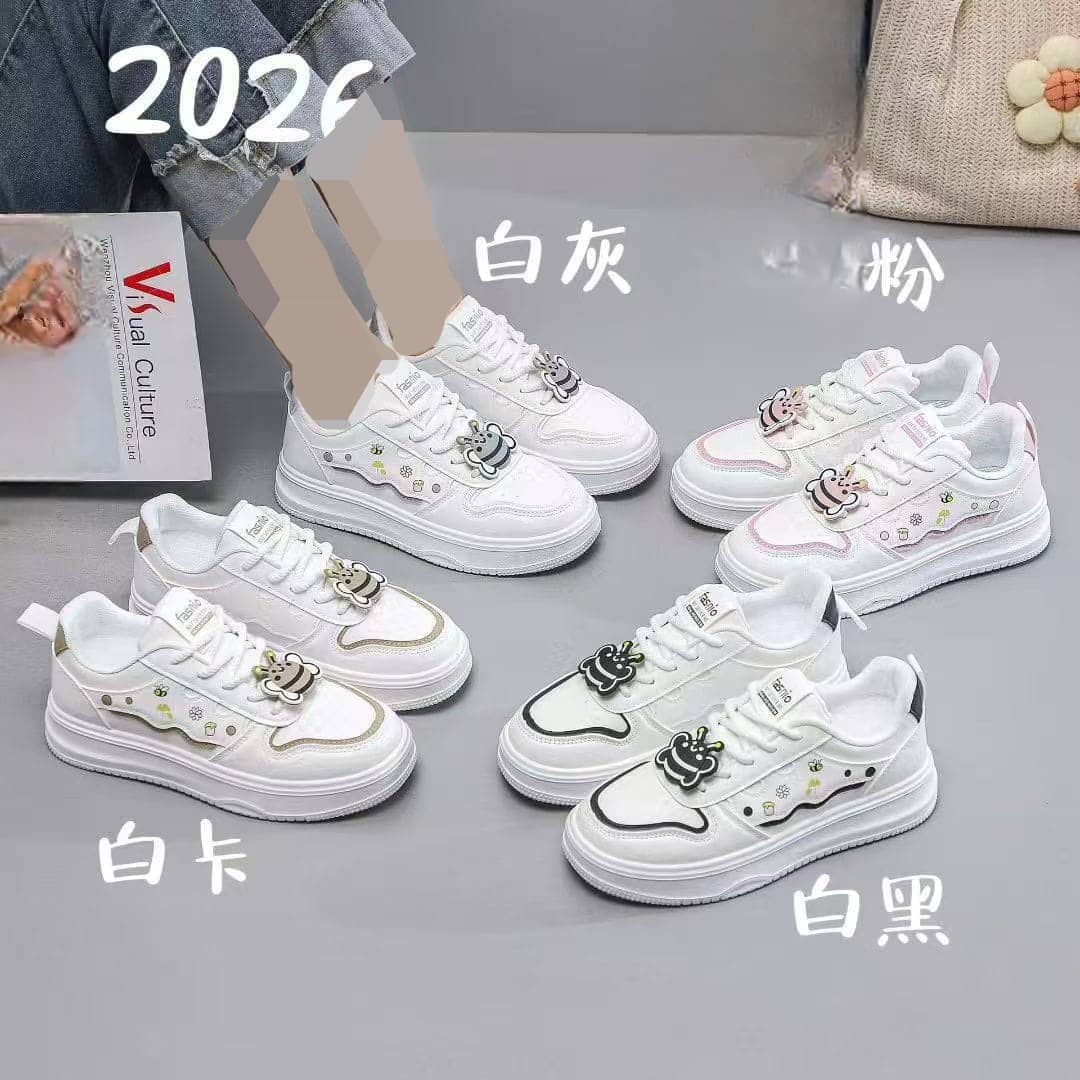 WhatsApp Image 2025-12-19 at 4.19.34 PM سنيكرز نسائي مستورد - الصورة 1