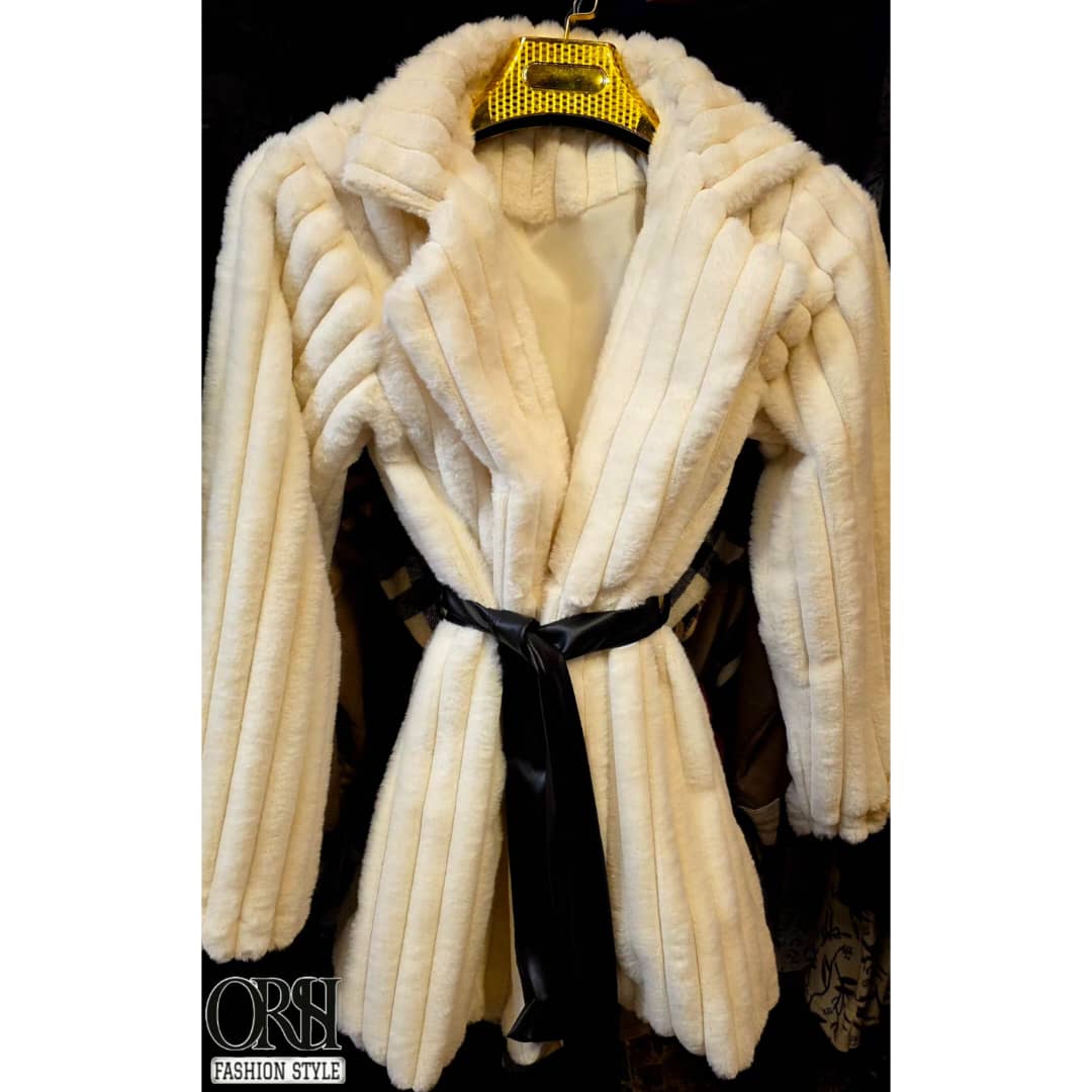 WhatsApp Image 2025-12-28 at 8.22.27 PM جاكيت نسائي فرو - الصورة 1